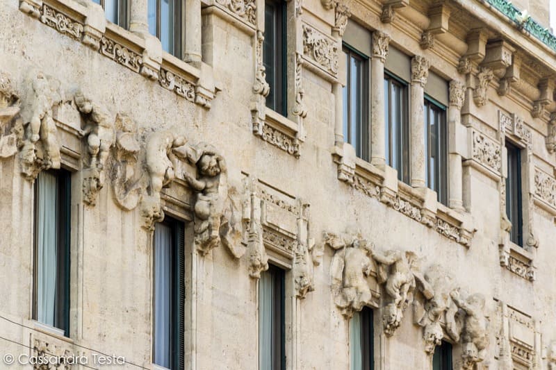 Dettaglio della facciata di Palazzo Castiglioni, Milano