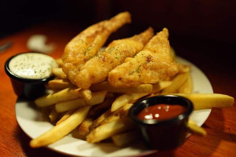 Piatto di Fish & Chips accompagnato da maionese e ketchup