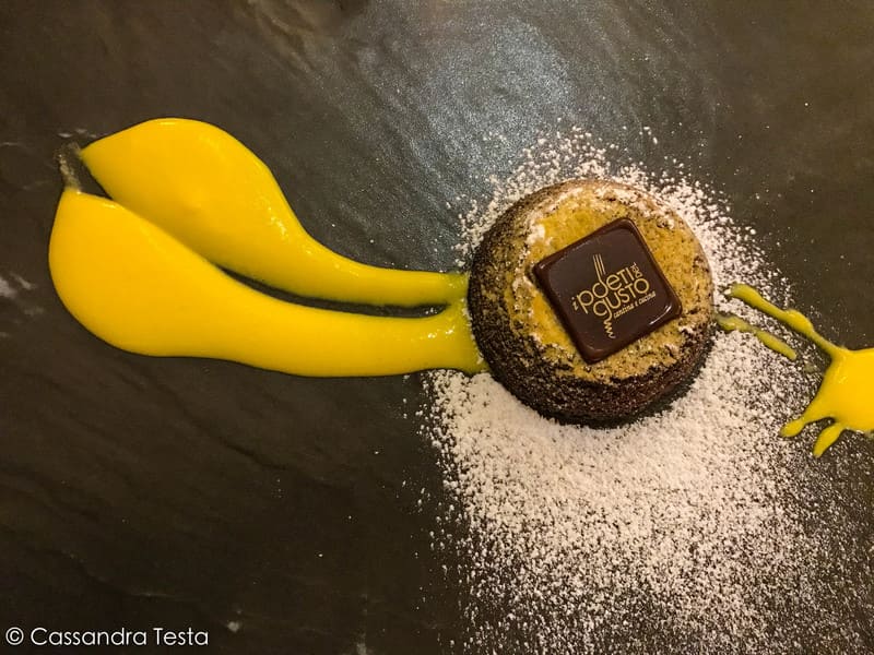 Tortino di cioccolato con cuore morbido e salsa vaniglia, I Poeti del Gusto - Saronno