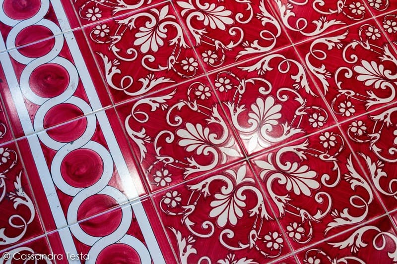 Pavimento in maiolica rossa, Caffè Napoli - Milano