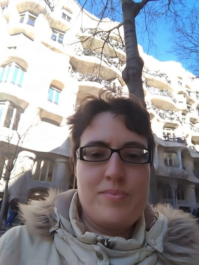 Maria Alessandra Pallotta davanti Casa Milà