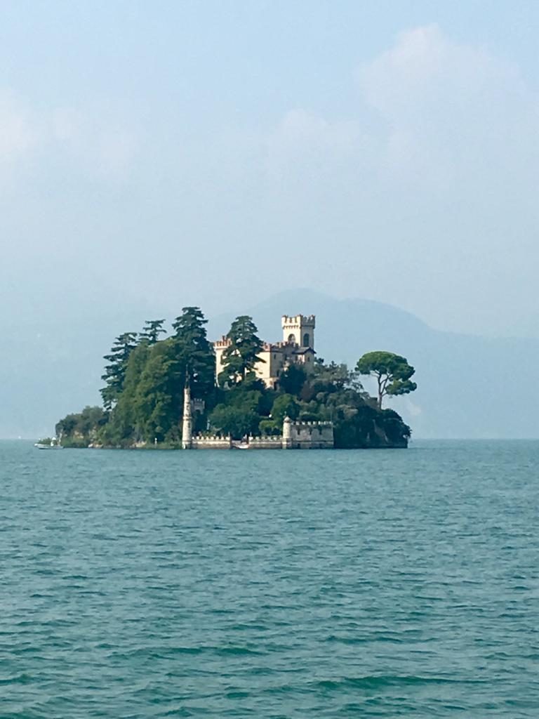 Isola di Loreto sul Lago d'Iseo vista dalla sponda bergamasca