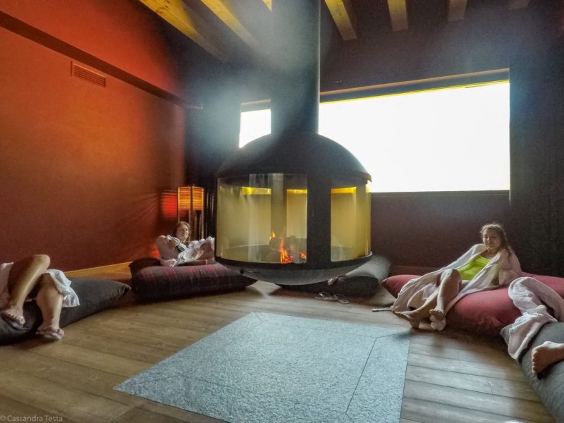 Sala relax con caminetto QC Terme Dolomiti