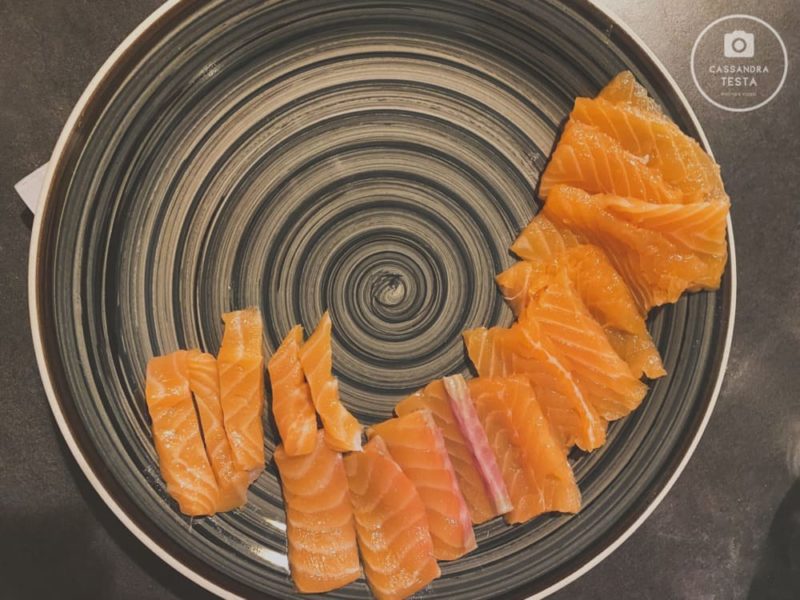 come tagliare il salmone per il sushi