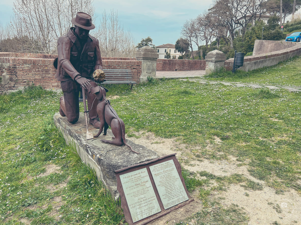 Statua del Tartufaio San Miniato