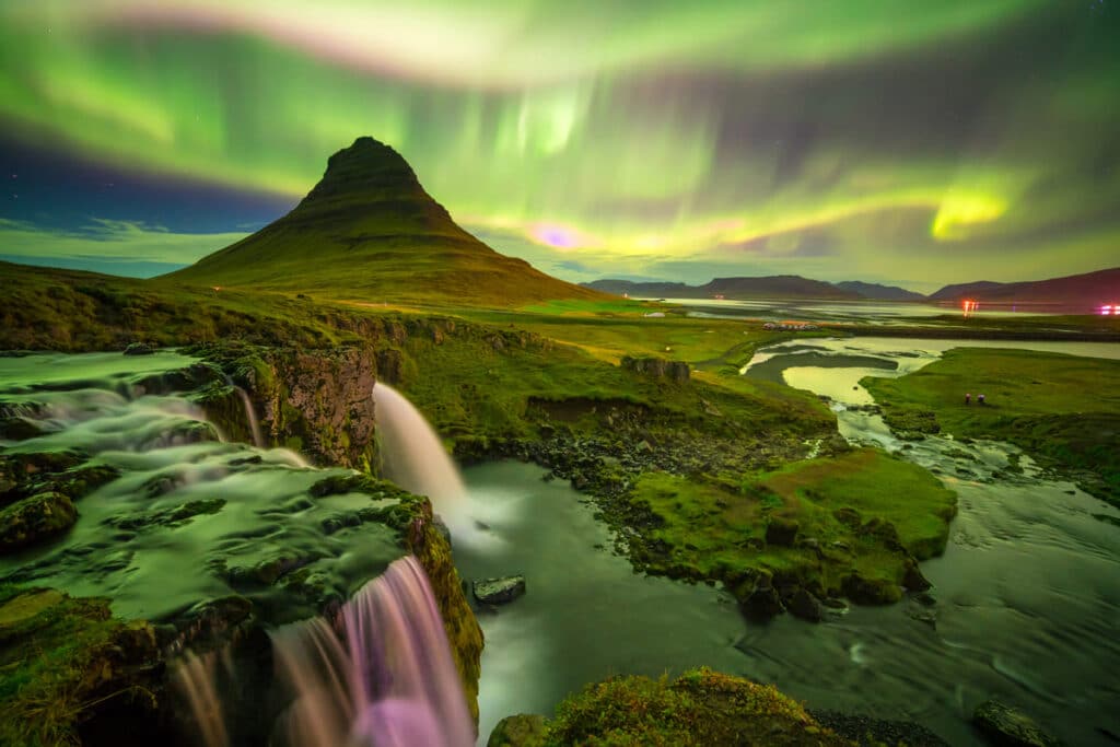 Aurora Boreale sopra Kikrjufell in Islanda