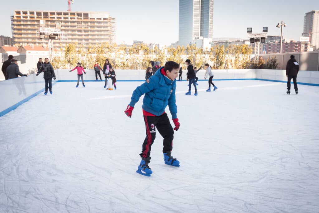 Pista di pattinaggio in Piazza Gae Aulenti a Milano