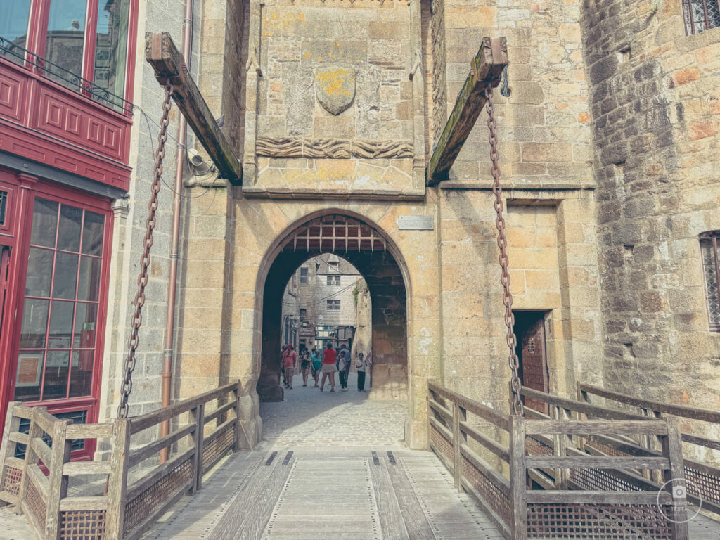 grande-rue-mont-saint-michel