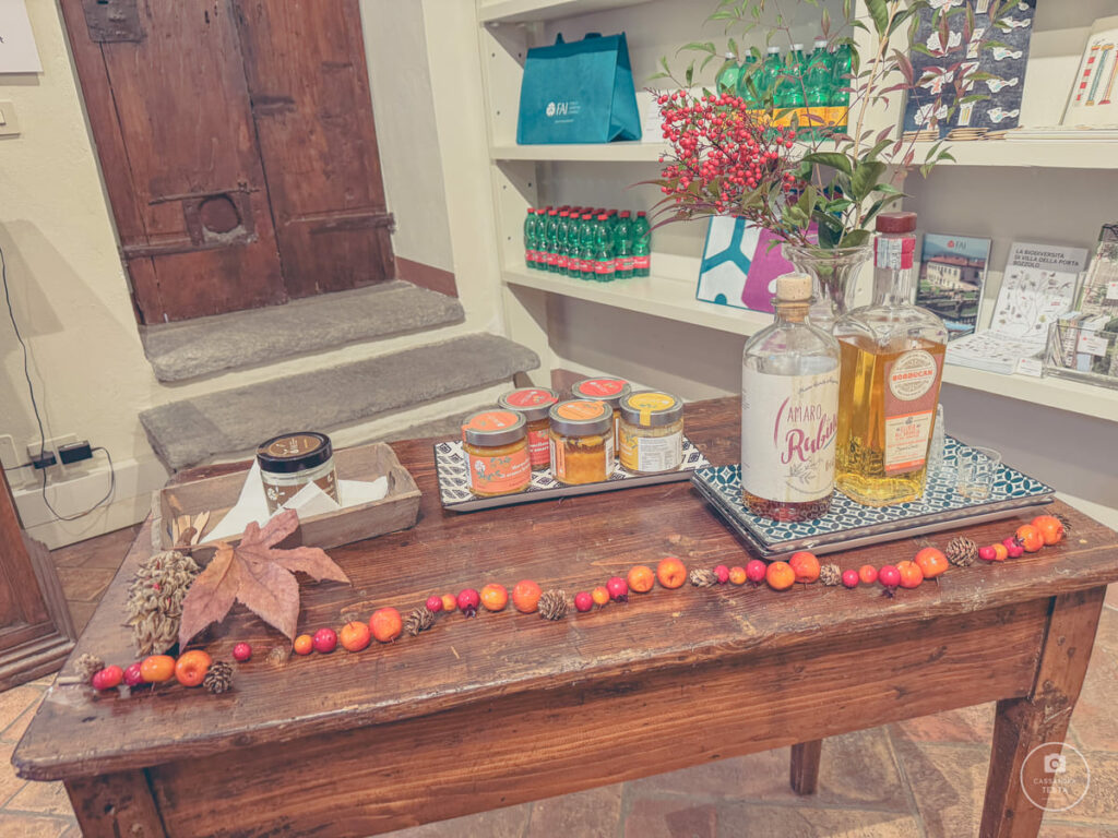 Espositore-Negozio-FAI-Villa-della-Porta-Bozzolo