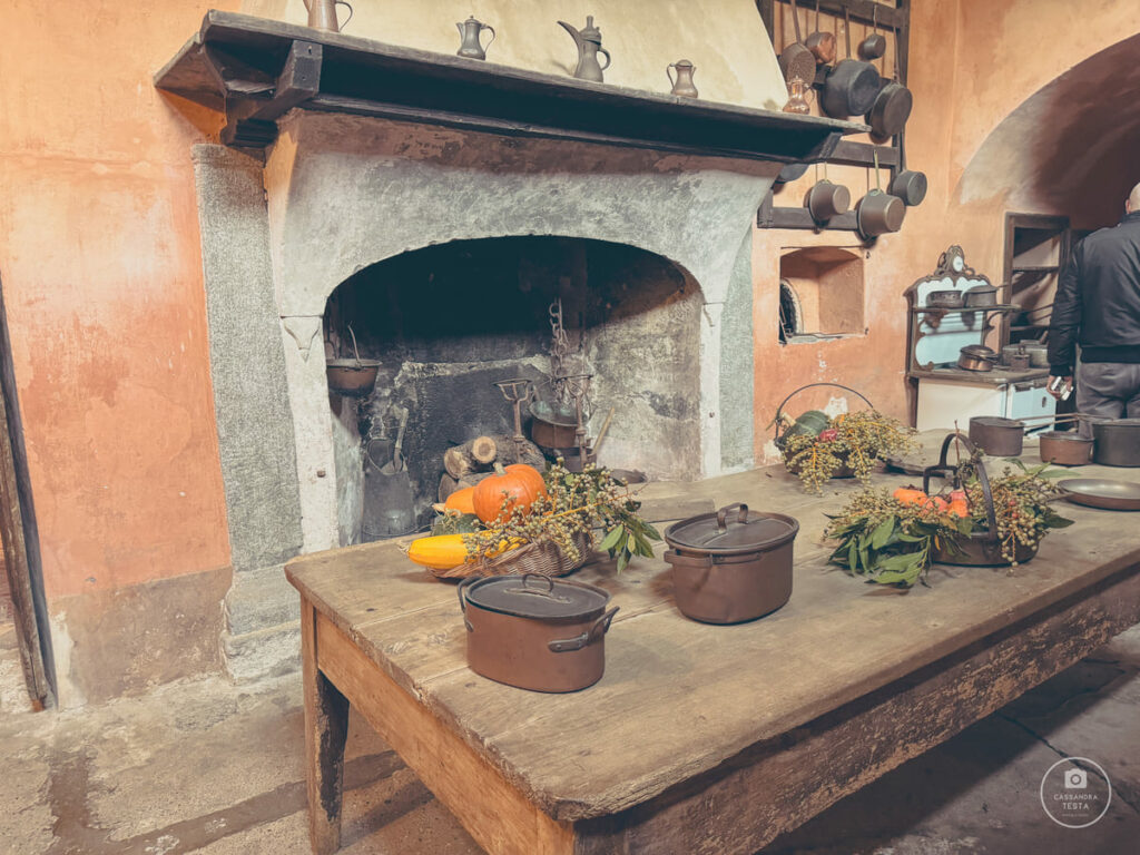 Sala-Camino-Cucina-Villa-Della-Porta-Bozzolo