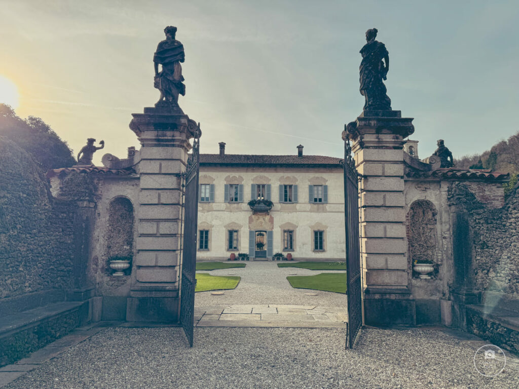 Vista-Villa-Della-Porta-Bozzolo-da-Cancello-Giardino-Segreto